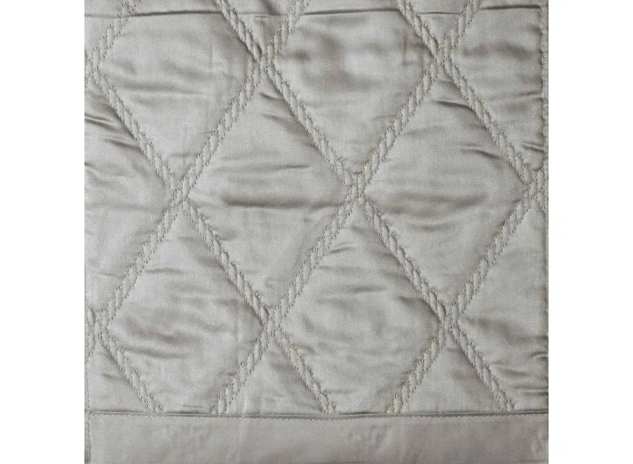 Filicudi Coverlet Bedding Signoria Silver Moon Full/Queen 