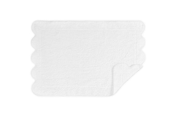 https://bedsidemanor.com/cdn/shop/products/cairo-scallop-tub-mat-bath-linens-matouk-white-919501_620x.jpg?v=1650426017