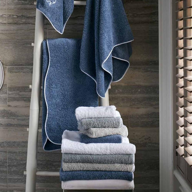 https://bedsidemanor.com/cdn/shop/products/cairo-wave-hand-towel-bath-linens-matouk-266573_620x.jpg?v=1634931168